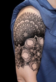 大臂印度教风格的黑色梵花纹身图案