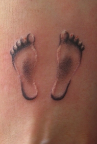 手腕奇特的婴儿脚印纹身图案