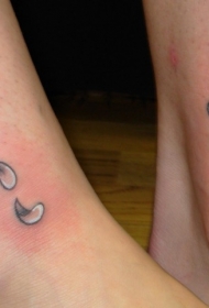 脚踝可爱的雏菊花纹身图案