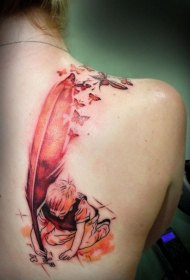 女生背部彩色小男孩和羽毛纹身图案