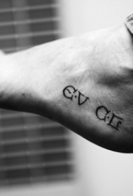 脚部个性外国英文字母纹身图案