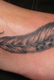 脚背黑灰风格羽毛纹身图案