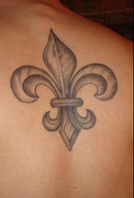 背部黑灰百合花纹章纹身图案