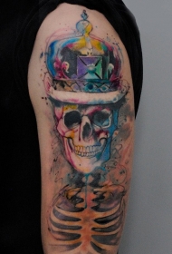 有趣的微笑骷髅骨架与皇冠水彩纹身图案