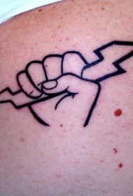 小小的黑色手与闪电纹身图案