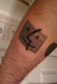手臂黑色搞笑的微笑方形纹身图案