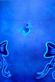 腹部荧光蝴蝶结纹身图案