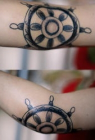 手臂黑色方向盘纹身图案
