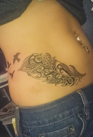 女生腹部部落风羽毛和鸟纹身图案