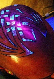 头部图腾花纹荧光纹身图案