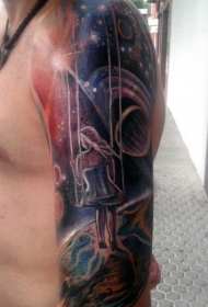 手臂小女孩坐秋千和太空行星纹身图案