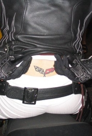 后腰部赛车标志纹身图案