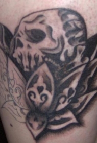 腿部黑色骷髅装饰花朵纹身图案