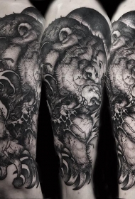 手臂黑色的恶魔熊个性纹身图案
