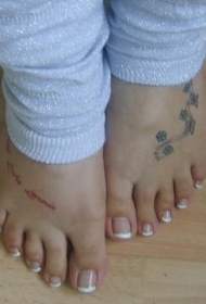 脚背上的彩色小花与英文纹身