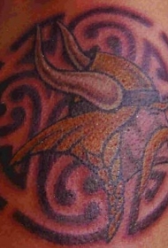 肩部海盗头像与奇怪标志的纹身图案