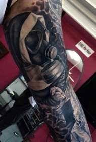 手背黑白的人戴防毒面具纹身图案