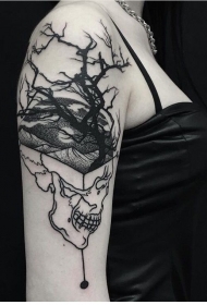 大臂神秘的黑色骷髅与树和山组合纹身图案
