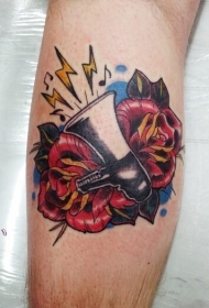 手臂彩色扬声器与玫瑰花纹身图案