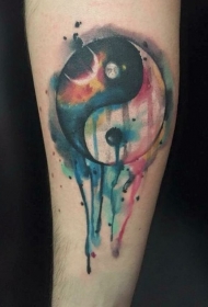 手臂水彩风格阴阳八卦纹身图案