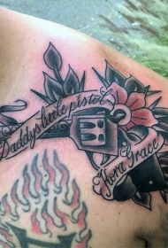 肩部彩色旧式手枪与字母纹身图案