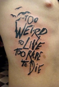 恐怖风格黑色蝙蝠和字母侧肋纹身图案