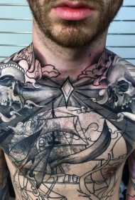 胸部不寻常的黑色骷髅与船纹身图案