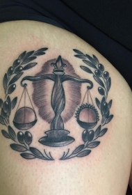 雕刻风格黑白天秤座和叶子大腿纹身图案