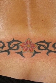 腰部红色花朵和黑色图腾纹身图案