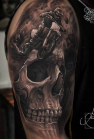 肩部写实人类头骨与骑自行车人纹身图案