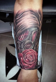 手臂插画风格的彩色玫瑰花防毒面具纹身