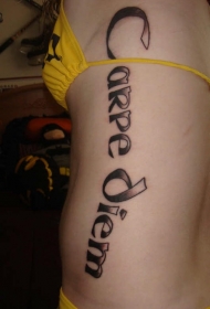 腰侧黑棕色字母纹身图案