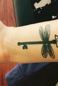 手腕上神秘的蜻蜓形钥匙黑色纹身图案
