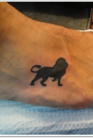 黑色剪影狮子脚背纹身图案