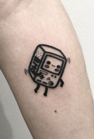 男生手臂上黑色立体几何元素简单线条盒子纹身图片