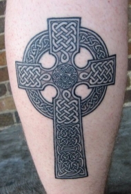 漂亮的石头十字架纹身图案