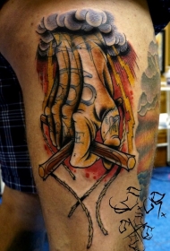 大腿彩色卡通手与绳子木头纹身图案