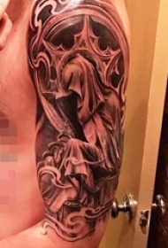 男生手臂上黑灰点刺技巧抽象线条半袖纹身图片