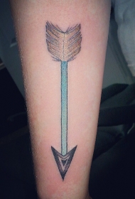 带羽毛的绿色箭头小臂纹身图案