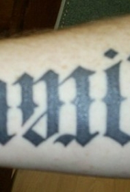 手臂黑色双向花体字符纹身图片