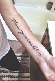 手臂上的黑色简约式英文字母纹身图案