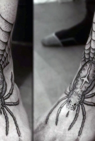 脚背黑灰色老蜘蛛和蜘蛛网纹身图案