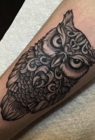 男性手臂黑色猫头鹰纹身图案