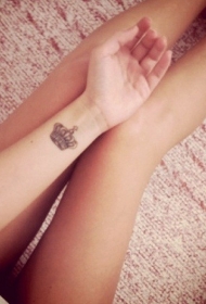 手腕上非常精致的皇冠纹身图案