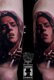 腿部彩色肖像风格的著名吉他手纹身