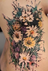 腰侧复古彩色可爱的野花纹身图案