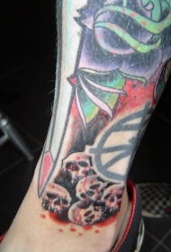 腿部彩色花朵和骷髅纹身图片