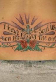腰部十字架玫瑰与字母纹身图案