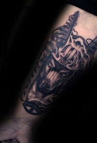 小臂黑灰风格古埃及神雕像纹身图案