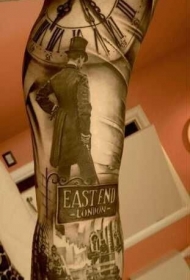 手臂时钟字母街道和男性背影纹身图案